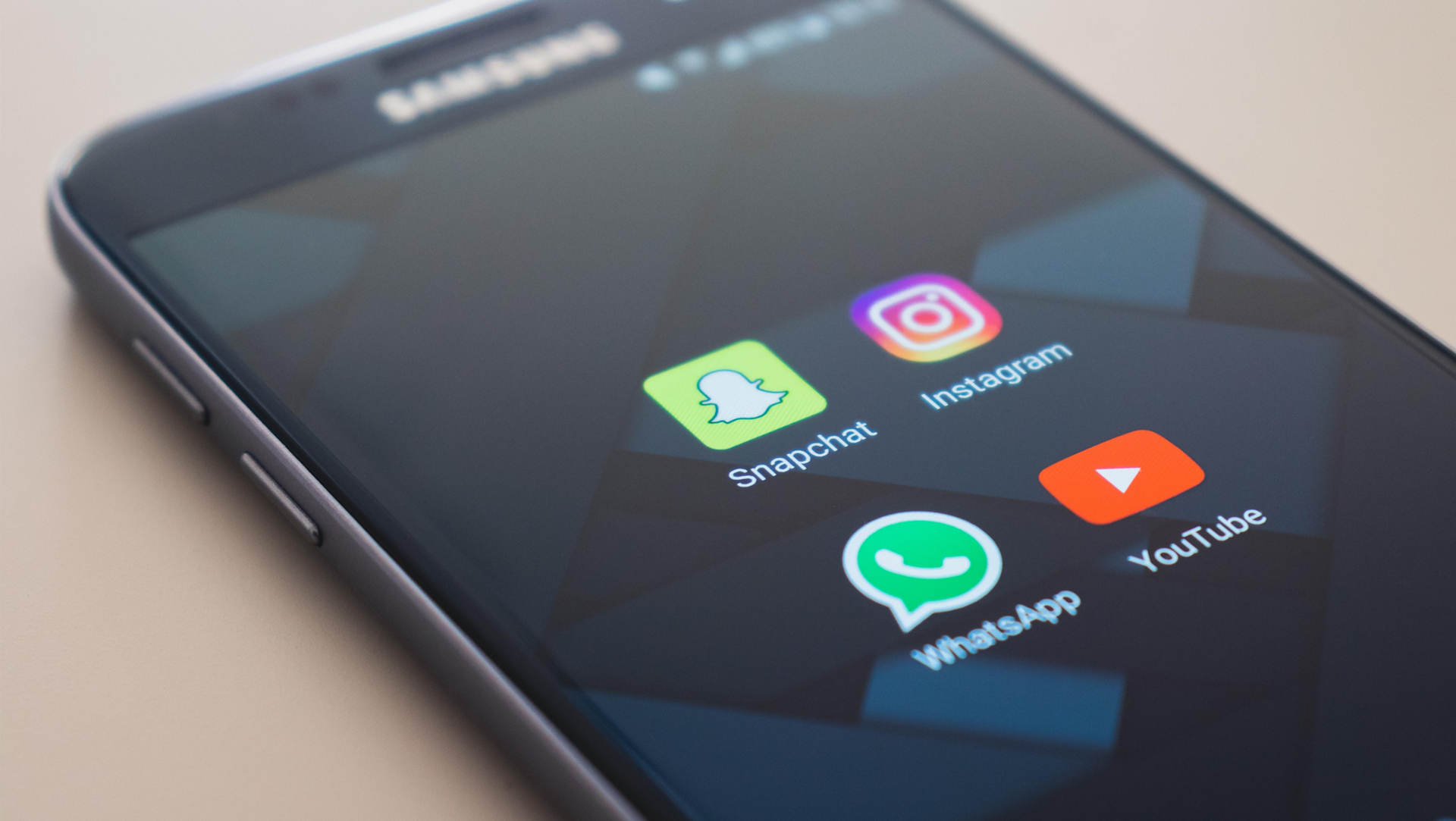 Icons of Snapchat, Instagram, WhatsApp and YouTube on a Samsung smartphone