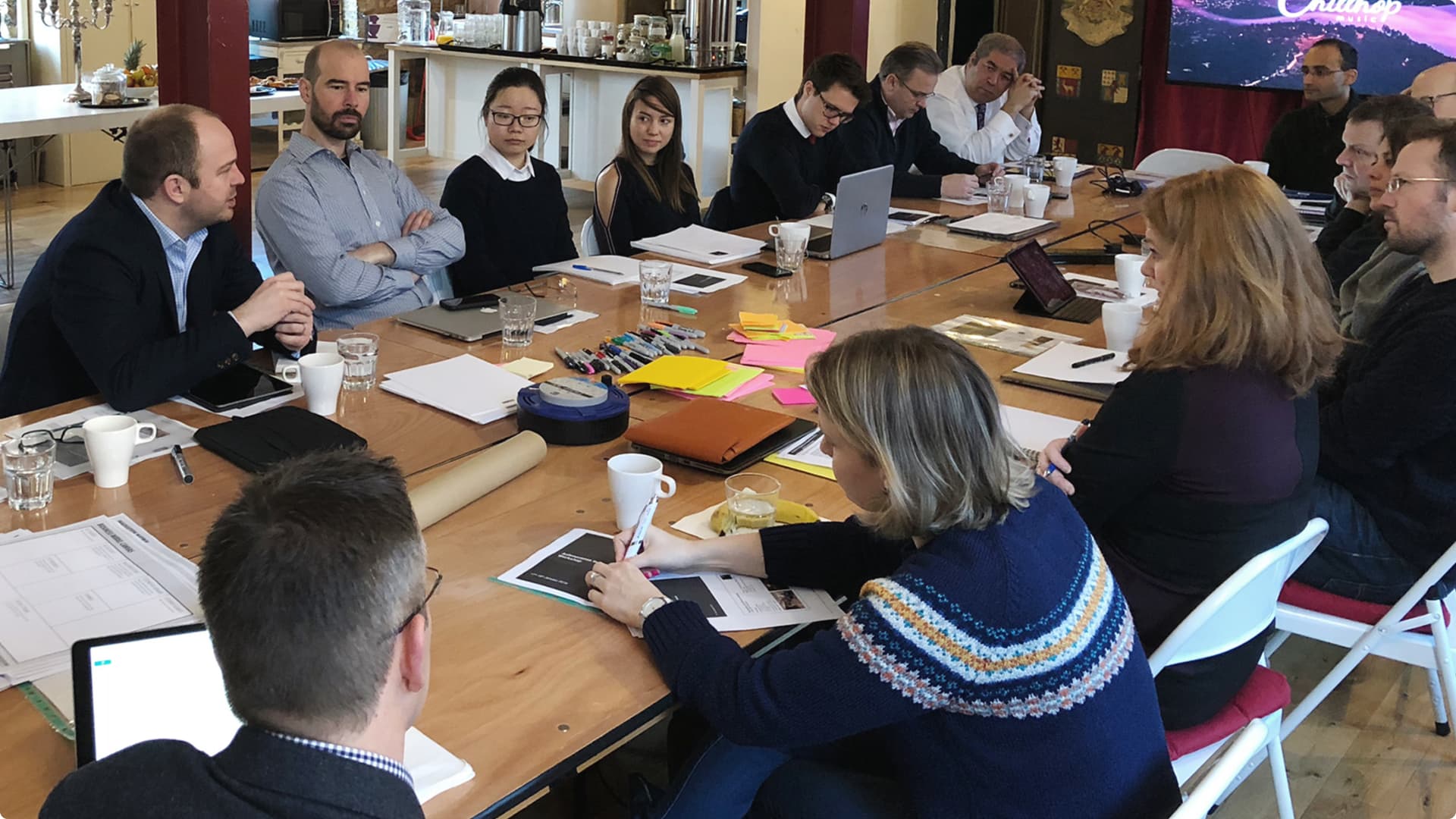 A group of people from across AXA XL, including underwriters, legal and design discussing the project. A group of people from across AXA XL, including underwriters, legal and design discussing the project.